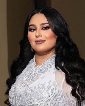 Dumoo Tahseen Instagram - Hair @jameela_hairstyle 
Hair extension @halawahbeauty 
Make up @fatimah.aldossry 

Styled by @ziadalsaleh 
Dress @perla.vip 

Photo @reemaphoto_