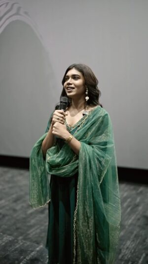 Dushara Vijayan Instagram - This feeling is something that is so so so special to me.. it’s going to hold a very very special place in my heart forever. Thank you to each and every single one of you ♥️

With Love, 
Durga

#RaayanTheatreVisit @sunpictures #VetriCinemas @umaarajendra @broadway_cinemas #raayan