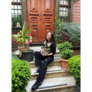 Duygu Çetinkaya Instagram - Zeki bir insan risk alır. 
O alttan alacağına ölmeye razıdır.
Elbette gereksiz şeyler için kavga etmeyecektir, o öze ilişkin olmayan şeyler için kavga etmeyecektir ancak esas şeyler söz konusu olduğunda boyun eğmeyecektir.”