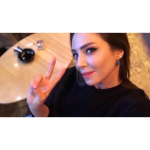 Duygu Çetinkaya Instagram - Onlar sevmeyi yan yana olmak sanıyordu.