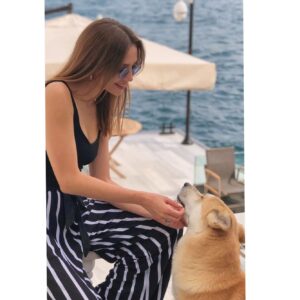 Duygu Çetinkaya Instagram - Hayatta en erken kaybettiğimiz ve eksiğini en çok duyduğumuz şeydir ‘Güven’!
Seviyorsan git ısır bence, köpek gibi sevdiğini o da anlasın...😁🙃