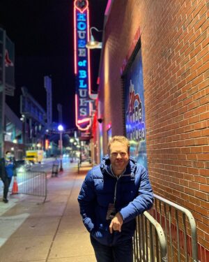 Dylan Saunders Instagram - It’s my first time back out on tour in 6.2 million years, and I’m happy to be spreading some winter magic with @therealteamstarkid. Thanks for an epic first night Boston! See you tonight Philly! #JangleBall #PlumpDumps