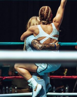 Ebanie Bridges Instagram - 2 years today when my twinny “baby bomber” @thedumbledong made her boxing debut 🥹 she’s come a long way since this fight… (I’ve since forgiving her for making me wear Man City colours 🤣😝) 
love watching her develop. Seriously So proud of how far she has come, NOW THE CHAMP and it’s all down to her hard work and dedication to her boxing goals. She is a serious grafter make no mistake.  Improving with every fight.  Love you Elle 🫶🏼

#boxing #ebaniebridges #onlyfans #blondebomber #ellebrooke
