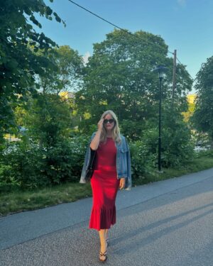 Ebba Kleberg von Sydow Instagram - Dresscode: Junikväll 🍒