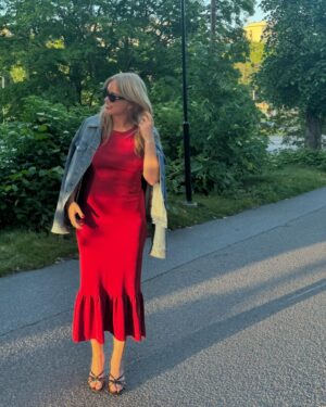 Ebba Kleberg von Sydow Instagram - Dresscode: Junikväll 🍒