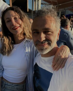 Ece Dizdar Instagram - Blue summer. Parfüm ismi gibi oldu. Date’e çıkmıştık. Gölgeleri çok keskin fotoların. Ama çok güzel bir gündü biliyor musunuz? 
Bilinç akışlı caption. 
Mavi yaz. 
Mavi. 
Yaz. 
@serdarorcin
