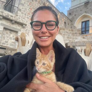 Ece Uslu Instagram - ViA’lı mı, ViA’sız mı? 

ViA the CaT 😸
#yasayıgeriçek‼️