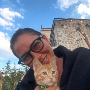 Ece Uslu Instagram - ViA’lı mı, ViA’sız mı? 

ViA the CaT 😸
#yasayıgeriçek‼️