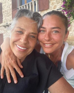 Ece Uslu Instagram - Nasılız ama… Anne kız olur mu bizden? 😍🎈

@isilyucesoy1 #cappadocia