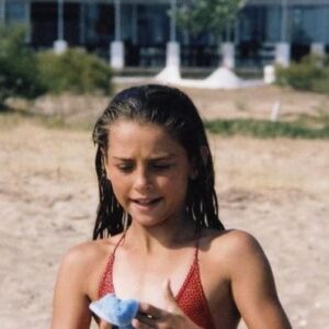 Ece Uslu Instagram - Some moments from my childhood 🎈