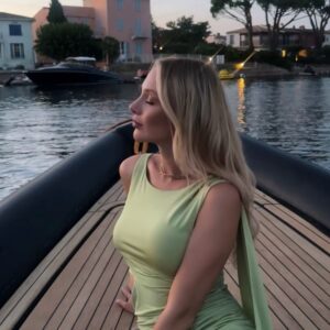 Ecenaz Üçer Instagram - Yaz çok güzel mevsim ama hızlı geçiyor 😅 Temmuza da görüşürüz diyoruz 🥂✨
#reklam
