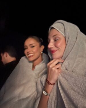 Ecenaz Üçer Instagram - Yaz çok güzel mevsim ama hızlı geçiyor 😅 Temmuza da görüşürüz diyoruz 🥂✨
#reklam