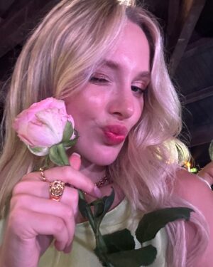 Ecenaz Üçer Instagram - Yaz çok güzel mevsim ama hızlı geçiyor 😅 Temmuza da görüşürüz diyoruz 🥂✨
#reklam
