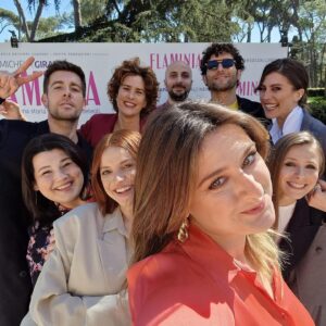 Ed Hendrik Instagram - ieri abbiamo presentato alla stampa “FLAMINIA” 
esordio alla regia di @michelagiraud 

grazie Michela
perché sei stata una condottiera coraggiosa e piena di amore, perché mi hai regalato qualcosa di unico
perché hai dedicato il film anche a mio padre, che si è divertito come un pazzo e io con lui
non lo dimenticherò mai🤍

grazie ai miei meravigliosi compagni @rita_abela_ @ludovicabizzaglia @lucrezialantedellarovere @antonello_fassari @francivaltorta @catherinebertonidelaet @fabriziocolica @sandanieletinti @thefrancescomarioni @roxycolace tutto il cast & la troupe 

grazie @giuseppesacca_ perché ci hai creduto e l’hai reso possibile insieme a @eagleoriginalcontent @pepitoproduzioni @visionfilmdistribution @mproietti 

grazie a @giorgioarmani @stellagiannetti perché, come sempre, mi avete fatto sentire bello e tanto speciale 

grazie a @churchs @flaviocer perché non potrei desiderare di più 

grazie alla mia squadra di fuoriclasse @studiocau @gianfilippocau @saracosetti_ @wannabemgmt @crawford_talents 

grazie al mio coach @alexprete e al lab @acting_lab_studio_prete perché da soli si va veloci, ma insieme si va lontano, e noi andiamo veloci e lontano scalando montagne

finire un film è ogni volta un miracolo, qui ce ne sono stati tanti✨

ci vediamo al cinema dall’11 Aprile con “FLAMINIA”🩷

daje

ph: @elisabetta_villa_rome