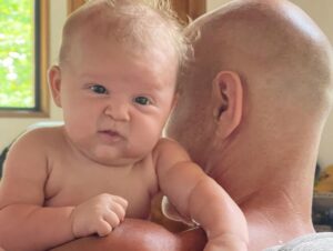 Ed Stafford Instagram - First post for two months. No apologies for the blackout, we’ve been focusing on things that matter a bit more than social media follows! 😊 Maya is strong and well; @laurabingham93 is back in the game; and the new normal of being a father-of-four is bedding-in. 

Long story short life in Costa Rica is good. Our car’s always in the mechanics, the bank queues are a joke; and the mozzies are out this month as the rains have arrived. But I would have it any other way: there is a freedom in living here that you simply no longer get in many countries. Less rules (legal and social), less stuff, less stress and a tonne more kindness. Pura vida mae 😎

🇧🇷 Primeira postagem em dois meses. Sem desculpas pelo apagão, estamos nos concentrando em coisas que importam um pouco mais do que as mídias sociais seguem! 😊 Maya está forte e bem; @laurabingham93 está de volta ao jogo; e o novo normal de ser pai de quatro filhos começou.

🇹🇷 İki ayın ilk yazısı. Kesinti için kusura bakmayın, sosyal medyanın takip ettiğinden biraz daha önemli olan şeylere odaklanıyoruz! 😊 Maya güçlü ve iyi durumda; @laurabingham93 oyuna geri döndü; ve dört çocuk babası olmanın yeni normali başladı.