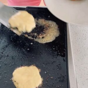 Ed Weeks Instagram - I made basque cheesecake and cheeseburgers because why the shit not
-
📷 @meenad - cheesecake recipe by the incomparable @mollybaz