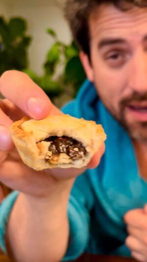 Ed Weeks Instagram - MINCE PIE, CHOCOLATE ORANGE and EGG NOG, mate! @terryschocolateorange @kahlua #WeeksEats
.
#mincepies #terryschocolateorange #chocolate #eggnog #holiday #christmascookies #festive #family #whiskey #food #foodporn #foodreview #instafood #losangeles #california