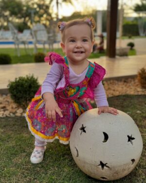 Eden Rodrigues Instagram - 11 meses de nascida da Liz ❤️ 
Como o tempo é implacável, parece que ainda ontem estávamos ansiosos com sua chegada, preparando tudo pra te receber e agora você já está comemorando seu último “mêsversario”, nesse mesmo dia do mês que vem estaremos comemorando um ano da sua chegada. Só podemos festejar e agradecer a Deus por ter nos enviado o maior presente que já recebemos e a missão mais desafiadora e feliz. Te amamos demais princesa!! ❤️