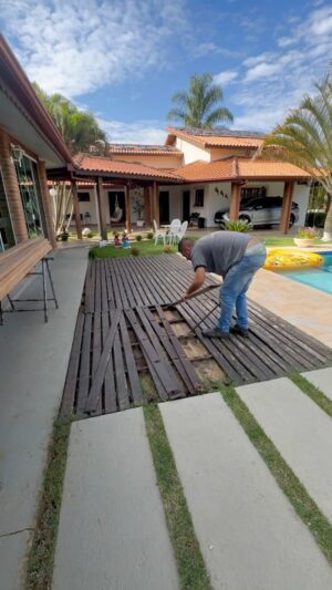 Eden Rodrigues Instagram - Fizemos mais uma reforma na nossa chácara e dessa vez contamos com o incrível trabalho do pessoal da @danettis 
Pra fazer um deck maravilhoso!