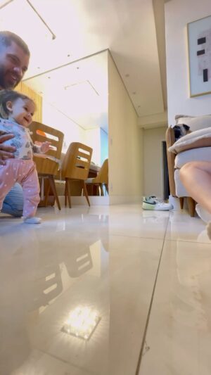 Eden Rodrigues Instagram - Dando passos firmes rumo à independência! 😄🎉 Nunca subestime o poder de uma criança determinada... Mesmo com apenas 11 meses, nossa pequena já está mostrando que veio ao mundo para arrasar! 👏🏼🌟 Depois de alguns passos meio bambos, hoje ela resolveu que era hora da coragem e mostrar todo seu talento em equilíbrio! 😂🦶🏼💨 Preparem-se, mundo, que lá vem nossa pequena grande caminhante! #PassinhosDaVitória #BabyWalkingQueen