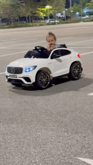 Eden Rodrigues Instagram - Ela já tem a @mercedesbenzbrasil dela com 9 meses de vida! 
Te amo filha ❤️