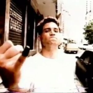Edgar Ramírez Instagram - 🇻🇪 Nada ni nadie nos puede quitar nuestro decidir. Esta fue la primera vez que me puse frente a un lente de cine. Era 1998, tenia 21 años y se acercaban las primeras elecciones presidenciales en las que participaría en mi vida. Unos meses antes del 6 de diciembre de ese año, unos amigos del periódico URBE y la Fundación Dale Al Voto me invitaron a participar como “imagen” en una campaña para incentivar el #Voto juvenil. Estaba en el último año de comunicación social en la @lacatolica y ni me pasaba por la mente que 5 años más tarde me convertiría en actor. Y mucho menos me imaginaría que 25 años después, los más graves problemas que nos aquejaban en 1998, pudiesen sentirse banales en comparación con la tragedia que vivimos hoy. No podría imaginar que, 26 años después de esa campaña para invitar a los jóvenes a votar, la lucha hoy sería para RESCATAR y RESTAURAR nuestra Democracia , secuestrada y desmantelada por las mismas personas e instituciones elegidas para garantizarla y protegerla. Es inaceptable que un comercial institucional del 1998 tenga hoy más vigencia que nunca. Es un dramático recordatorio del imperdonable retroceso que hemos tenido como país en las dos ultimas décadas y media . Es por ello que hoy, si yo pudiese estar en Venezuela, votaría. Votaría para expresar una vez más mi más profundo rechazo al régimen que ha conseguido destruir nuestro país pero no doblegar nuestro espíritu. Hoy domingo #28Jul  los venezolanos tenemos la oportunidad de ejercer nuestra voluntad soberana y dejarles saber a quiénes nos oprimen - y al mundo entero - cuál es el país que queremos y merecemos: un país libre, soberano, moderno y sobretodo democrático. Es hora de que reciban TU SEÑAL, DALE AL VOTO! #TuVotoEsLaLlave 🇻🇪