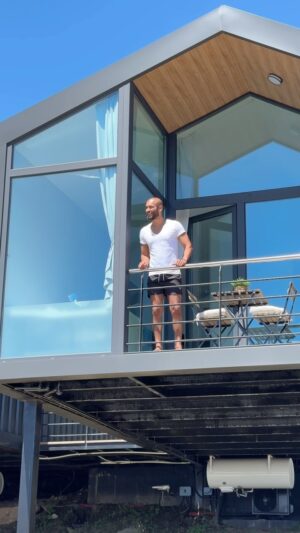 Édgar Vittorino Instagram - He vuelto a Galicia buscaba paz, naturaleza, mar y silencio para conectar de nuevo con la 🌏!

La elecciòn ha sido @osbalcons_riadearousa !!!

Gracias por tremendo descubrimiento.

Un lugar màgico!

Me voy deseando volver 🤿🏡🏖️!

#galicia #cabañas #naturaleza #casarural #vistasincreibles #osbalcons #hotel #galiciacalidade