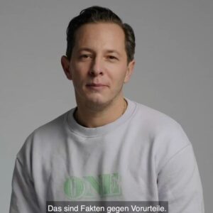 Edin Hasanović Instagram - Mit diesen Vorurteilen sah ich mich in verschiedensten Gesprächen konfrontiert und war meist sprachlos. Auch weil ich nichts kluges entgegnen konnte. 
Meine Kollegen haben dafür gesorgt, dass es nicht mehr so ist. Wenn’s euch auch so geht- teilt diese Videos.
❤️
#faktengegenvorurteile