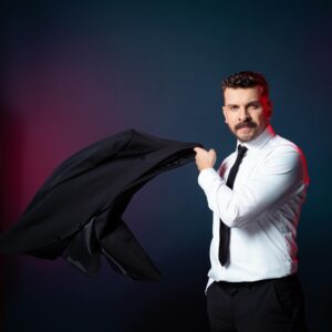 Edin Hasanović Instagram - Gettin ready for a new chapter…

#EDINSNEONIGHT #NEONIGHT #LATENIGHT #SHOW 

Ab 28.04. im @zdfneo