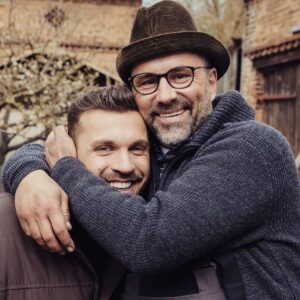 Edin Hasanović Instagram - Hiermit möchte ich mich eine Woche später bei allen Gratulanten bedanken! 
DIRTY THIRTY!

Das größte Geschenk, dass mir gemacht wurde: Mein neuer bester Freund sprang gestern aus der Torte. Ich werde mich nie wieder waschen.

In Liebe, der beste Freund von @kurt_kroemer_berlin

📸 @annewilk 🙏🏼