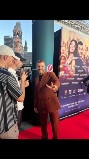 Edin Hasanović Instagram - Gestern:
Trauzeugen Premiere 
 
14.09. - Trauzeugen im Kino 

:)