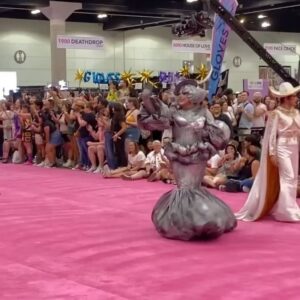 Edo Peltier Instagram - drag con day 1

look @the_weird_market 
peinado @uzotsuki
decoración del booth @mesadedulcesadan