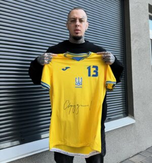Eduard Vygranovskiy Instagram - АУКЦІОН 

Запрошуємо вас взяти участь в аукціоні на підтримку ЗСУ 🇺🇦

Футболка збірної України з автографом від СКРУДЖИ 
Цей ексклюзивний предмет, не лише стане частиною вашої колекції, але й допоможе нашим захисникам.

Виручені кошти з аукціону будуть відправлені на банку @s_sternenko - На поточний RUSORIZ !

Початкова ставка - 1000 грн. (30$)
Мінімальний крок ставки - 500 грн. (15$)

Аукціон триватиме до 18.07.2024 - 21:00 ( четвер )

МИ ПЕРЕМОЖЕМО 🇺🇦