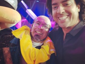 Eduardo 'Lalo' Ibeas Instagram - Hasta que me descubrieron!!! Así es, era yo el abuelo, perdón por no responder a todos los que me escribían , pero quería mantener el misterio!! Jajaja fue una linda experiencia , estuvo entretenido, lo pasé muy bien , pero al parecer me es imposible esconder mi voz, sobretodo en las notas altas. Gracias a todo el equipo de #lamascarachv 🤟🤟🤟y a la gente que disfruto con el abuelo!! 👴🏻