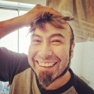 Eduardo 'Lalo' Ibeas Instagram - Me gusta cuando le cortamos el pelo al TOMi , porque me puedo hacer una peluca. Jajaja , me voy a comprar una pronto, para un nuevo look , saludos !!!