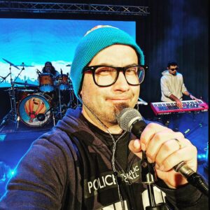 Eduardo 'Lalo' Ibeas Instagram - Probando sonido para el show de hoy en el Teatro Municipal de Valparaiso. Nos vemos marranas y marranos. Gracias por el lleno total!! #chanchoenpiedra #voyyvuelvo #showfinal