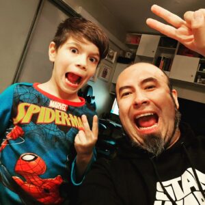 Eduardo 'Lalo' Ibeas Instagram - He realizado muchas cosas en mi vida, pero la más gratificante ha sido ser Papa. 

Llevo solo 7 años en esto, pero sin lugar a dudas, han sido los mejores de mi vida. 

Cuando @powertefi estaba embarazada un gran amigo me dijo "vas a tener que aprender a vivir con el corazón afuera", y es la pura y santa verdad, siento que gran parte de mi felicidad es verlo feliz a él, verlo creativo, curioso, amoroso, expresivo. 

Espero estar haciéndolo bien, claramente uno no es perfecto, pero en el camino lo hemos pasado bien. 

Hijito no ha pasado ni un día en que no haya intentado sacarte una sonrisa, ni en que hayamos aprendido algo nuevo, me encanta como eres, gracias por dejarme ser tu papá, te escogería mil veces, y aunque hoy no pueda estar físicamente contigo, porque ando en gira, te llevo siempre en mi cada lugar de corazón. 

Feliz día a todos los papás!!