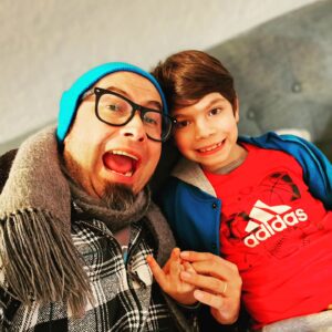 Eduardo 'Lalo' Ibeas Instagram - He realizado muchas cosas en mi vida, pero la más gratificante ha sido ser Papa. 

Llevo solo 7 años en esto, pero sin lugar a dudas, han sido los mejores de mi vida. 

Cuando @powertefi estaba embarazada un gran amigo me dijo "vas a tener que aprender a vivir con el corazón afuera", y es la pura y santa verdad, siento que gran parte de mi felicidad es verlo feliz a él, verlo creativo, curioso, amoroso, expresivo. 

Espero estar haciéndolo bien, claramente uno no es perfecto, pero en el camino lo hemos pasado bien. 

Hijito no ha pasado ni un día en que no haya intentado sacarte una sonrisa, ni en que hayamos aprendido algo nuevo, me encanta como eres, gracias por dejarme ser tu papá, te escogería mil veces, y aunque hoy no pueda estar físicamente contigo, porque ando en gira, te llevo siempre en mi cada lugar de corazón. 

Feliz día a todos los papás!!