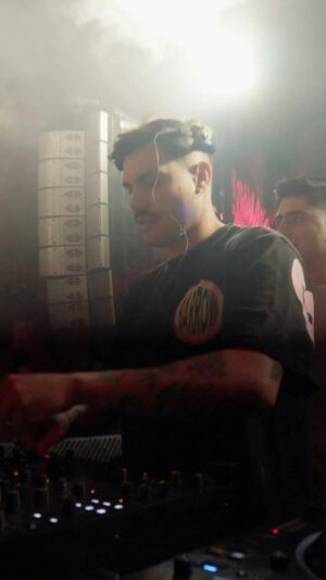 Eduardo Miranda Instagram - ¿Ya vieron el set que grabamos en @solidground_colombia en Bogotá, Colombiaaaa!? Les dejo en mis historias el link para que lo puedan ver completo 🔥
