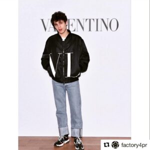 Eduardo Valdarnini Instagram - Si riaprono le danze dell’alta moda a Parigi. Grazie per la sfilata (a suon di David Bowie 😬) e per la splendida serata! @maisonvalentino @suite19_pr_ @factory4pr