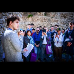 Eduardo Valdarnini Instagram - Ho avuto il piacere di partecipare a questa esperienza unica e di condividere i miei pensieri attraverso la lettura di alcuni testi intramontabili in un quadro idilliaco. Con la speranza che la Cultura e la Bellezza trovino sempre il loro spazio in questo mondo, ringrazio tutti i ragazzi (e i professori) che portano avanti con passione il @progetto_abc