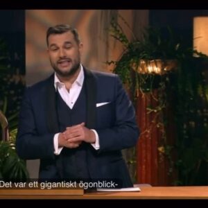 Edward af Sillén Instagram - Tog tillfället i akt att ta med tittarna på en fnissig återblick på den första svenska Eurovisionsändningen från 1975, året efter ABBAs vinst. Mellanakten är kanske tidernas mest ofattbara 😂❤️❤️ Man blir varm i hjärtat. 
Missa inte Årets Quiz på SVT PLAY.