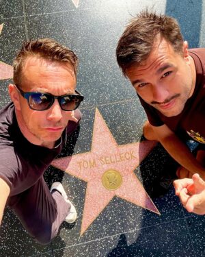 Edward af Sillén Instagram - Min bästa vän och fellow film- och entertainment-älskare hade ALDRIG varit i Hollywood. Det var en livsdröm för honom. Han fyllde 50. Resan var given. Som två barn har vi nu skrattat och förtrollat oss genom Los Angeles. Vandrat Sunset Boulevard fram och tillbaka, och pratat om alla de miljoner historiska möten och beslut som skett här, som påverkat våra liv. Och jag har gått från sjuk till frisk. Från svag till starkare. Nu åker vi vidare - in i Nevadaöknen. ☀️ #Äventyr #Hollywood #GrattisOla