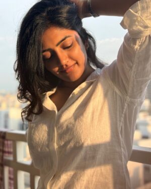Eesha Rebba Instagram - Feeling the hour🌞🌼✨