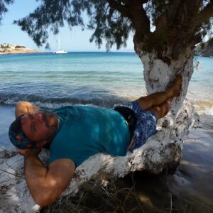 Eftyhis Bletsas Instagram - Αυτή είναι η παραλιάρα Κολώνα και διάφορες άλλες τοπ τοποθεσίες από το ταξίδι μας στην Κύθνο! Μάντεψε άλλες 3 και περιμένω και τους δυνατούς λύτες που θα τα βρουν όλα! Πάντως η τελευταία φωτογραφία είναι το μέρος που μείναμε @emgard_suites_kythnos.

Καλημέρα!!