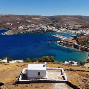 Eftyhis Bletsas Instagram - Αυτή είναι η παραλιάρα Κολώνα και διάφορες άλλες τοπ τοποθεσίες από το ταξίδι μας στην Κύθνο! Μάντεψε άλλες 3 και περιμένω και τους δυνατούς λύτες που θα τα βρουν όλα! Πάντως η τελευταία φωτογραφία είναι το μέρος που μείναμε @emgard_suites_kythnos.

Καλημέρα!!