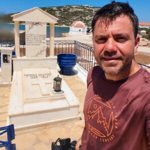 Eftyhis Bletsas Instagram - Ιδιαίτερη και συγκινητική στιγμή για την εκπομπή μας, να πατήσουμε στη νήσο Ρώ, στο σύμπλεγμα Μέγιστης Καστελορίζου. Το νησί στο οποίο η κυρά της Ρω, Δέσποινα Αχλαδιώτη για 40 χρόνια κρατούσε Θερμοπύλες και ύψωνε καθημερινά την Ελληνική σημαία. 

Την προηγούμενη Τρίτη 16/7 ήταν πρώτη φορά που έδεσε στη Ρω επιβατικό πλοίο, το καταμαράν της @dodekanisos_seaways. Το δρομολόγιο δεν ήταν κανονικό της γραμμής αλλά ίσως κάποια στιγμή να μπορέσει να ενταχθεί σαν επίσημο δρομολόγιο και να μπορούν οι ταξιδιώτες που πηγαίνουν Καστελόριζο να σταματάνε για μισή ώρα και στη Ρω για να δουν από κοντά τον άγιο Γεώργιο και το μνημείο-ταφο της κύρα Δέσποινας καθώς και το σπίτι της που είναι εκεί.

Ευχαριστούμε και το ΓΕΕΘΑ για την σχετική άδεια που μας έδωσε για να συμπεριλάβουμε τη Ρω και τη Στρογγύλη στο #happytraveller αφιέρωμα μας στο Καστελλόριζο.