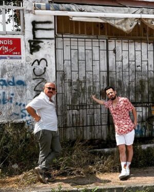 Ege Tanman Instagram - 11 sene önce bugün, Türkiye'nin en harika hayran kitlesine sahip olacağımız aklımızın ucundan bile geçmiyorken bu yolculuk başladı. Yayında olduğumuz 104 bölüm boyunca sayısız anı biriktirdik. 8 sene boyunca ekranlarda olmasak da izleyicilerimiz tarafından hiç unutulmadık. Her sene 9 Şubat'ta Leyla ile Mecnun'un doğum günü kutlandı ve herkes o geminin gelmesini bekledi. 11 sene sonra yine Leyla ile Mecnun'un doğum gününü kutluyoruz ve birlikte anı biriktirmeye devam ediyoruz. Paha biçilemez bir mutluluk. Bu mutluluğu yaşamamıza sebep olan başta izleyicilerimize, elinde büyüdüğüm hocam, abim @onurunlutheofficial ' a, bu neyin kafasi dedirten senaristimiz @aksakburak ‘a, @acunilicali ve @exxen ailesine, kamera önündeki ve arkasındaki bütün çalışma arkadaşlarıma sonsuz teşekkür ediyorum. İyi ki varsınız. #iyikidoğdunleylailemecnun #leylailemecnun @leylailemecnun @exxen
