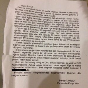 Ege Tanman Instagram - BABAM VE OĞLUM’A NASIL SEÇİLDİM ?

Öncelikle herkese merhaba, geçen günlerde eski fotoğrafları karıştırırken Babam ve Oğlum’un casting sürecinde babamın Çağan Irmak’a attığı maile ulaştım. Ajanstaki ilk elemeleri bile geçememişken, bu mail’in üstüne Çağan Abi’nin asistanı, babamı arayıp bizi görüşmeye davet etmişti. Görüşmeden sonra her şey çok keyifliydi, ölçülerim falan alındı ancak bi süre sonra telefon açıp bu projede benimle çalışamayacaklarını söylemişlerdi. Bu projeyi nasıl gönülden istediysek, benim yerime oynayacak arkadaş ezber konusunda sıkıntı yaşamış, o yüzden tekrar ben seçilmiştim. Sonrasında 1 hafta boyunca Hasibe Eren @hasibeeren ile senaryoyu ezberledik. Çekim anlarında ise bütün ekibin doğallığıyla, Çağan abinin samimiyetiyle ve usta oyuncularla oynamanın verdiği keyifli ciddiyet ile böyle bir iş çıktı ortaya. Bu yolda bana güvenen başta babam Serdar Tanman’a @serdartanman , çok sevdiğim ve örnek aldığım Çağan Irmak’a @caganirmak1 ve bugüne kadarki bütün rol arkadaşlarıma, set çalışanlarına çok teşekkür ederim.