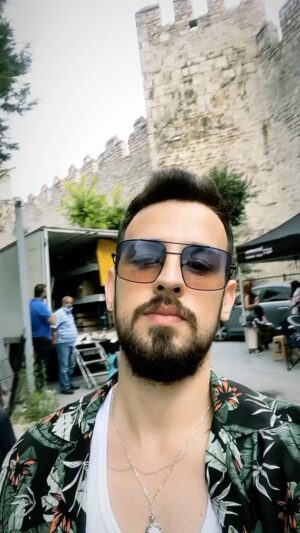 Ege Tanman Instagram - leyla ile mecnun setinden bazı anıları sizinle paylaşmak istedim 🥲 böyle bi ekibin parçası olduğum için gerçekten çok mutluyum ✌🏻videoda olan olmayan kamera arkasındaki harika ekibe sonsuz teşekkürler 🙏🏻 iyi ki varsiniz ve iyi ki 8 sene sonra tekrar bi aradayiz. sizi seviyoruz L&M severler 🖤 #leylailemecnun #exxen #leylailemecnunyeniden